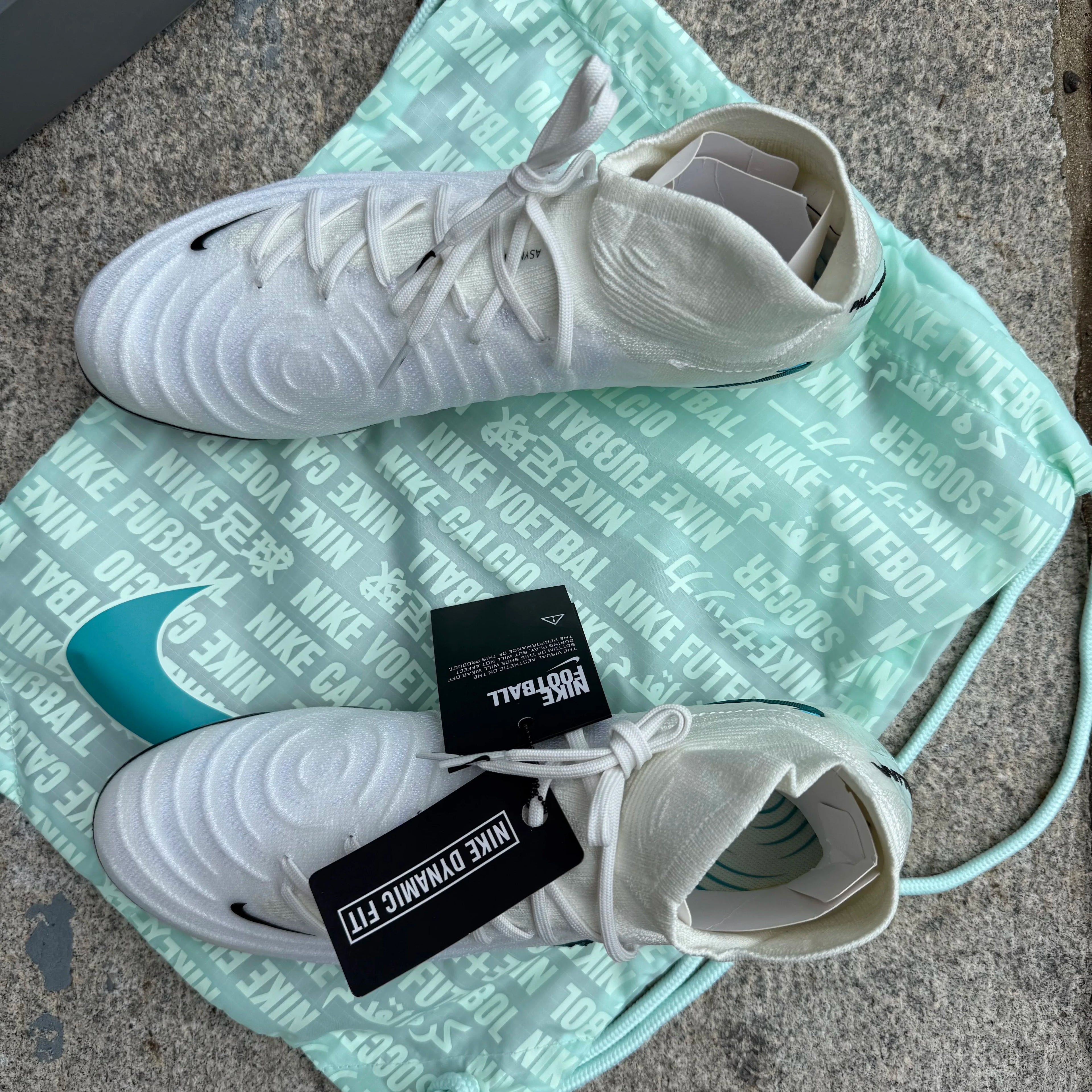 Nike Phantom Luna 2 FG HV4891-100 - Vista laterale